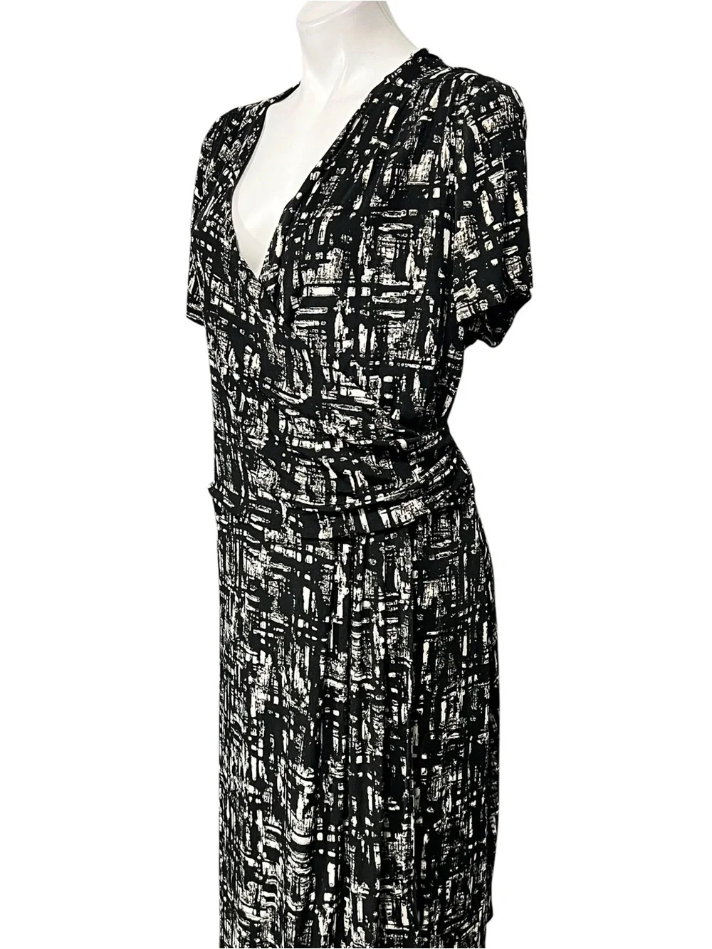Chico's Travelers dress XXL/20 Black/White Faux-Wrap stretch knee length